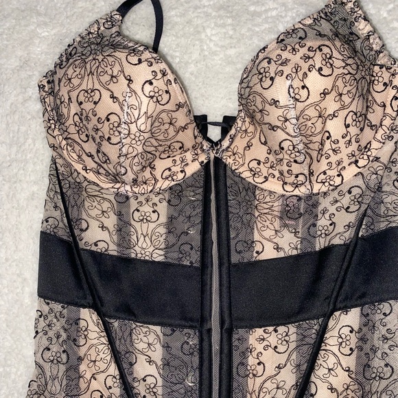 Limited Edition Black Lace Zip-Up Corset - Picture 3 of 10